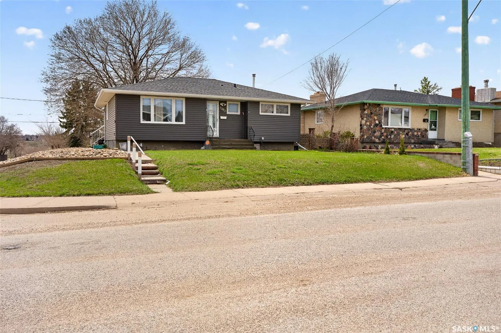 1303 Athabasca STREET W