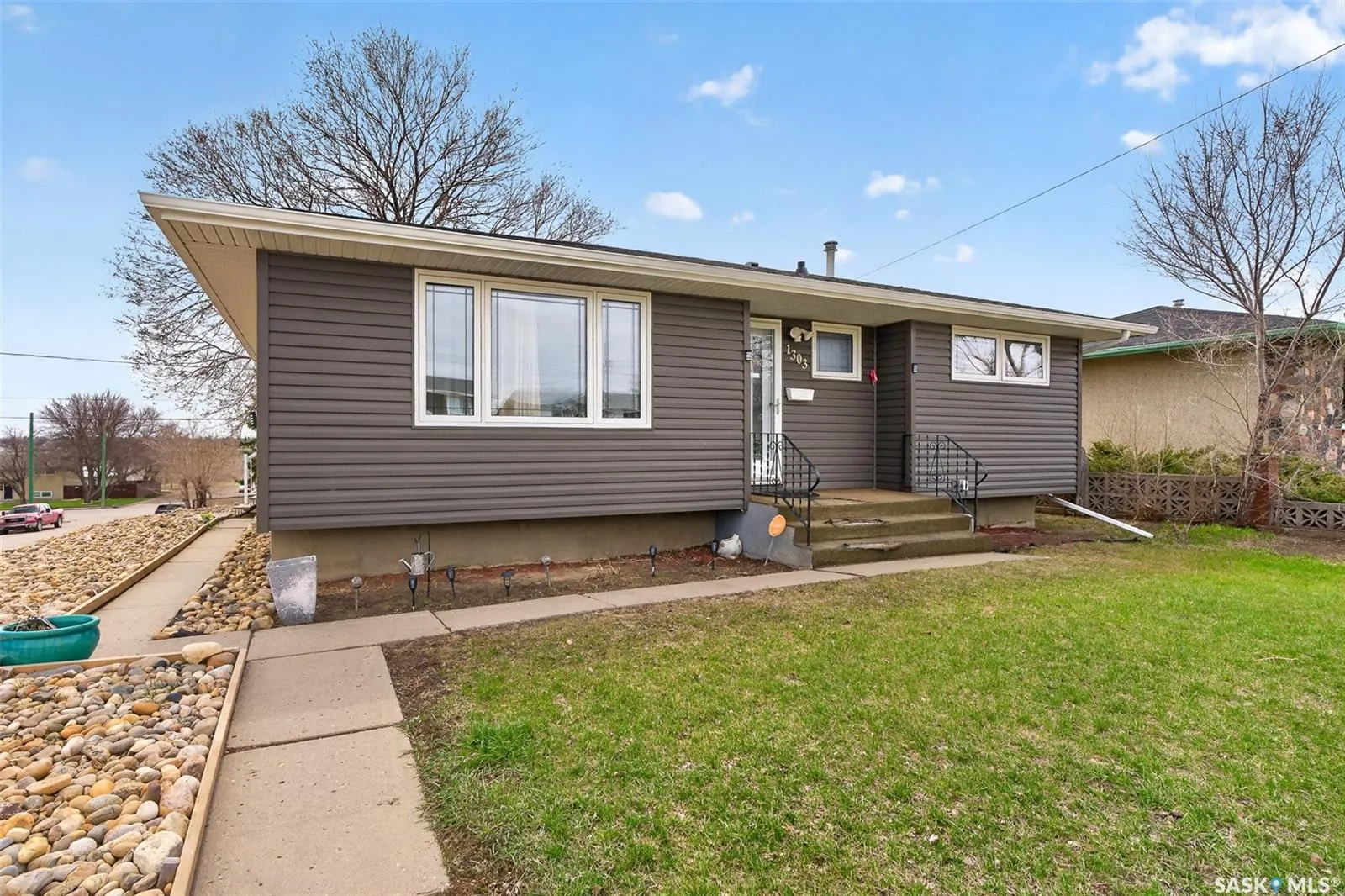 1303 Athabasca STREET W