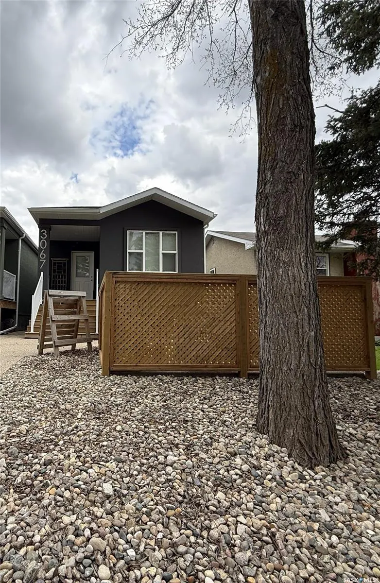 3067 Elphinstone STREET