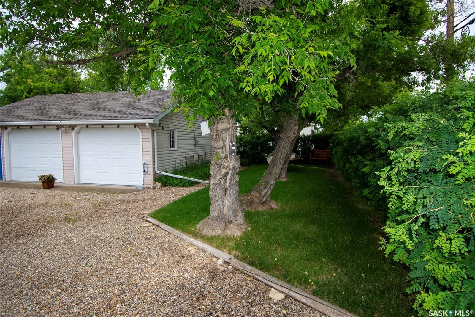 106 Nicoll AVENUE