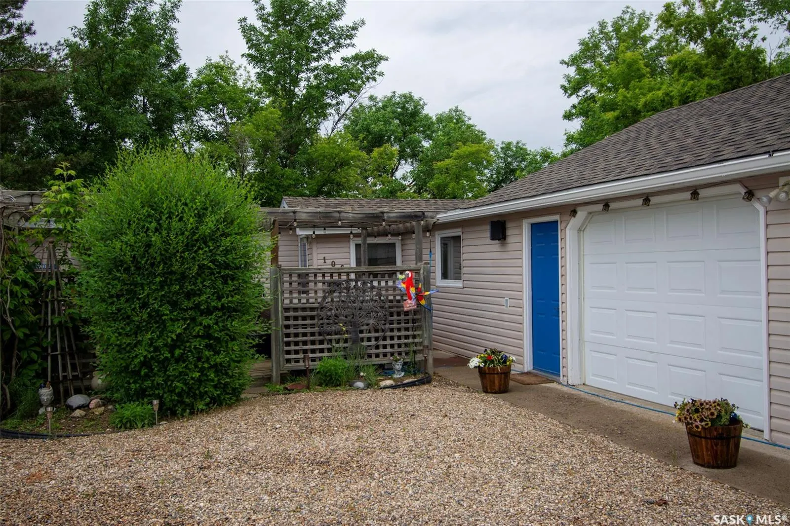 106 Nicoll AVENUE