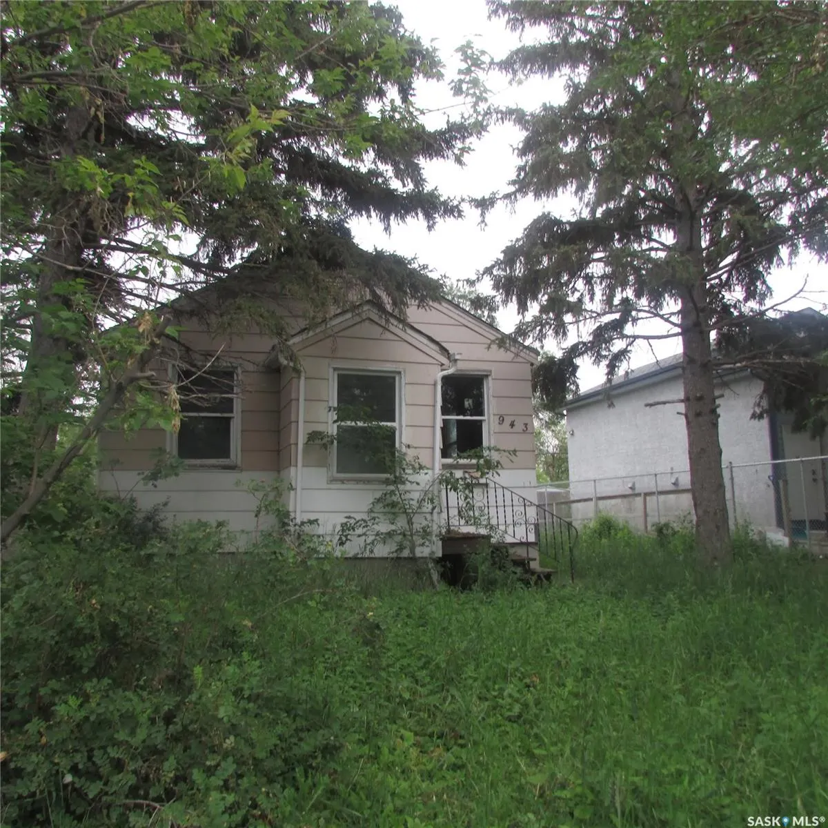 943 Athol STREET