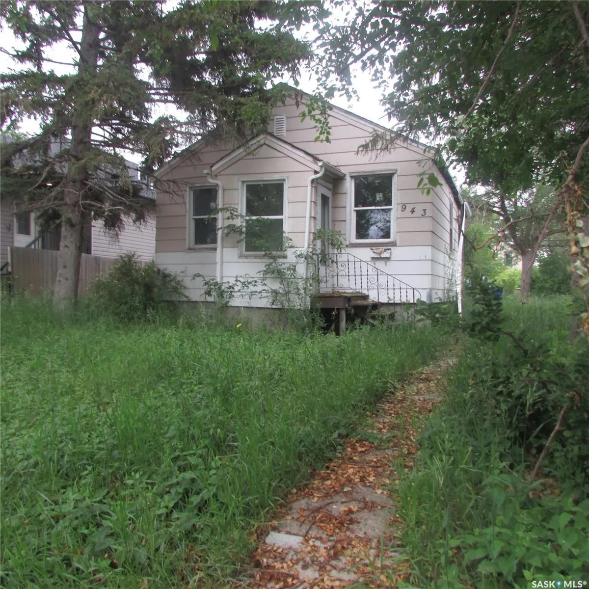 943 Athol STREET