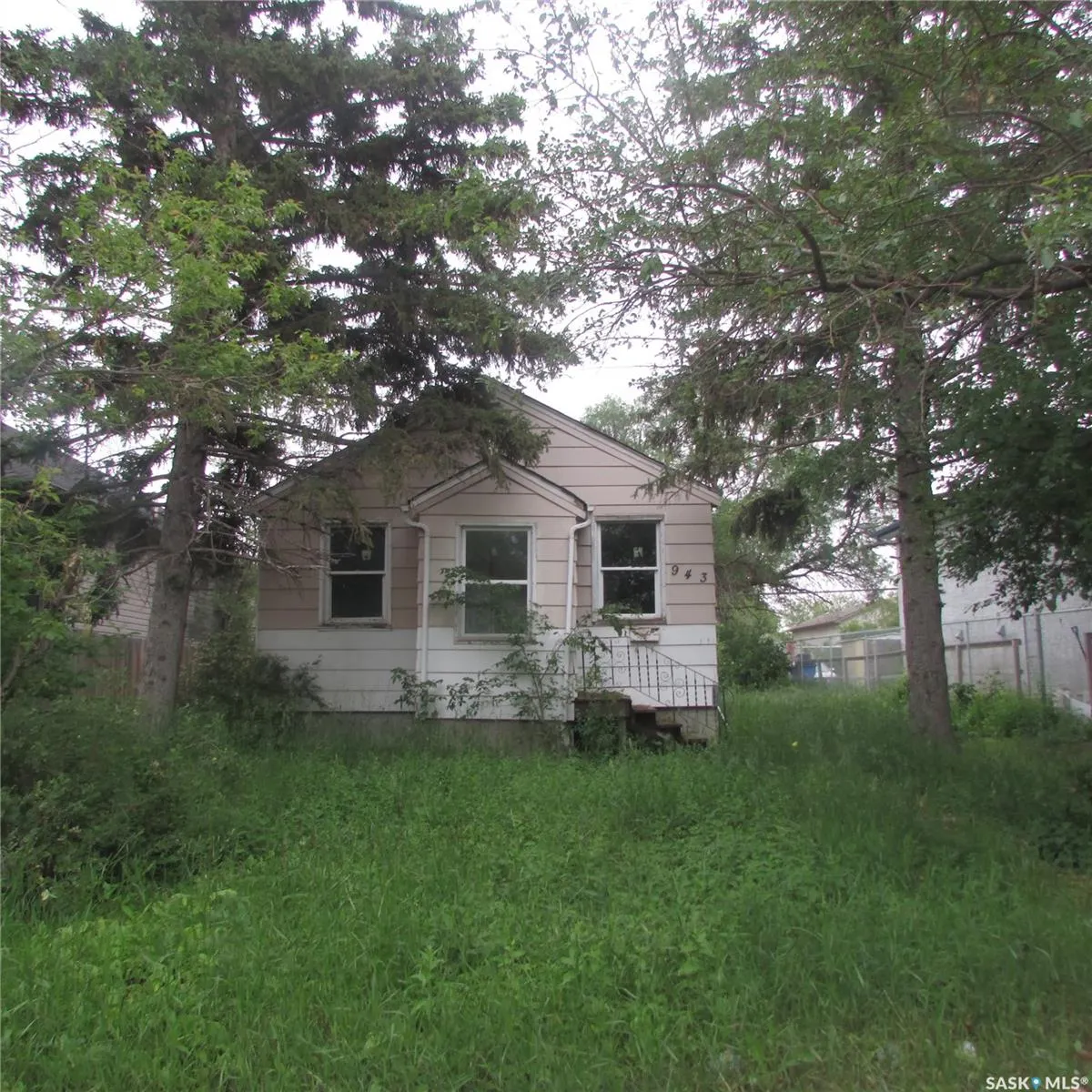 943 Athol STREET