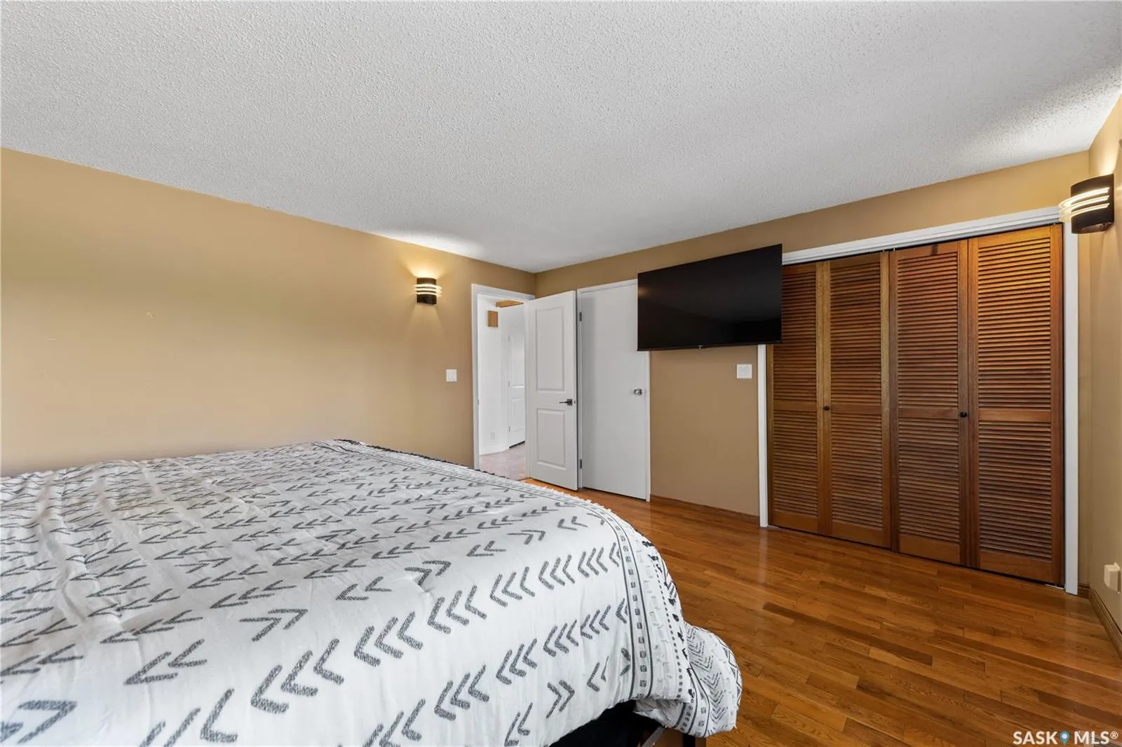 342 4th STREET E