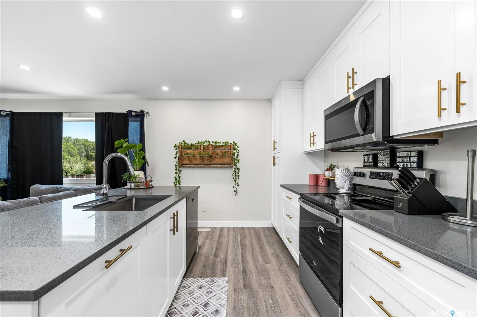 424 9th AVENUE W