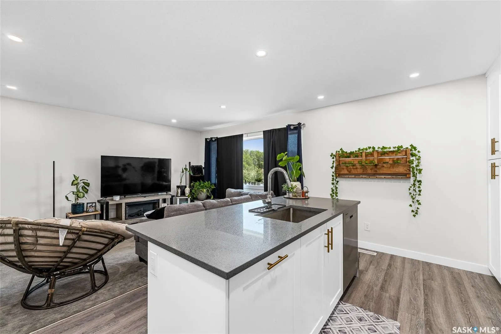 424 9th AVENUE W