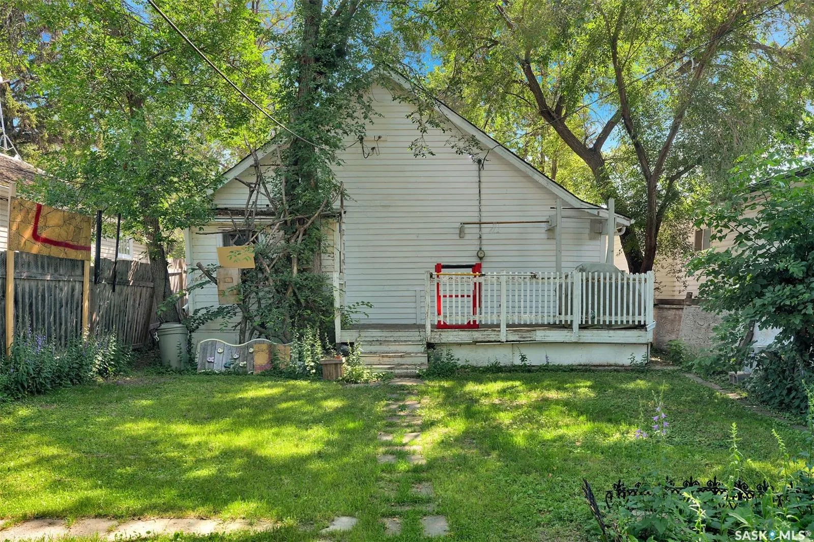 1220 QUEEN STREET