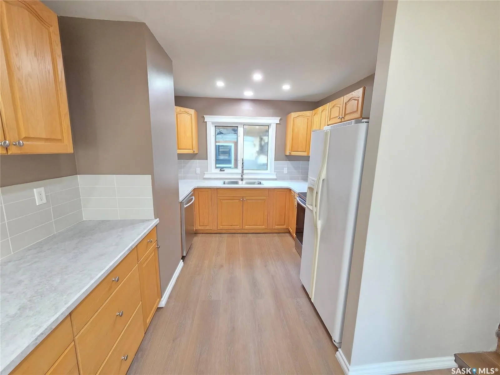 859 Cartier AVENUE