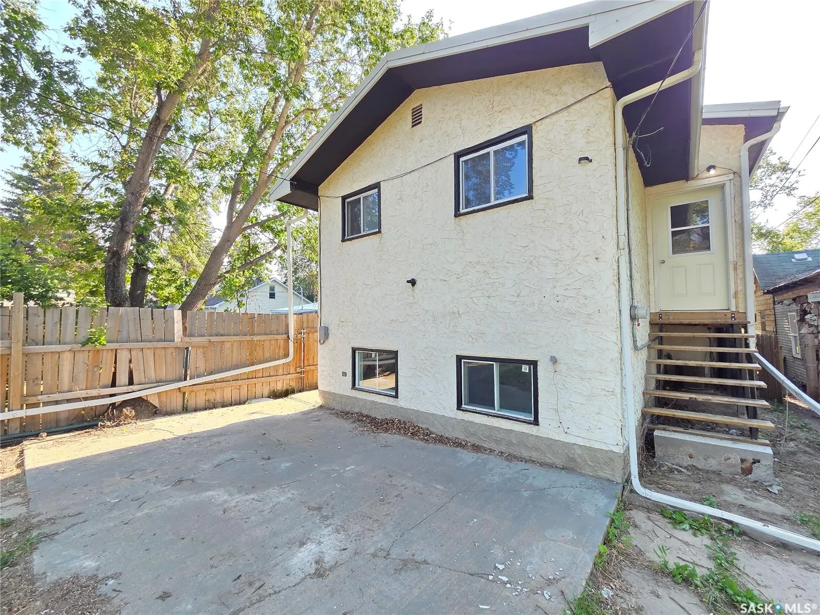 859 Cartier AVENUE