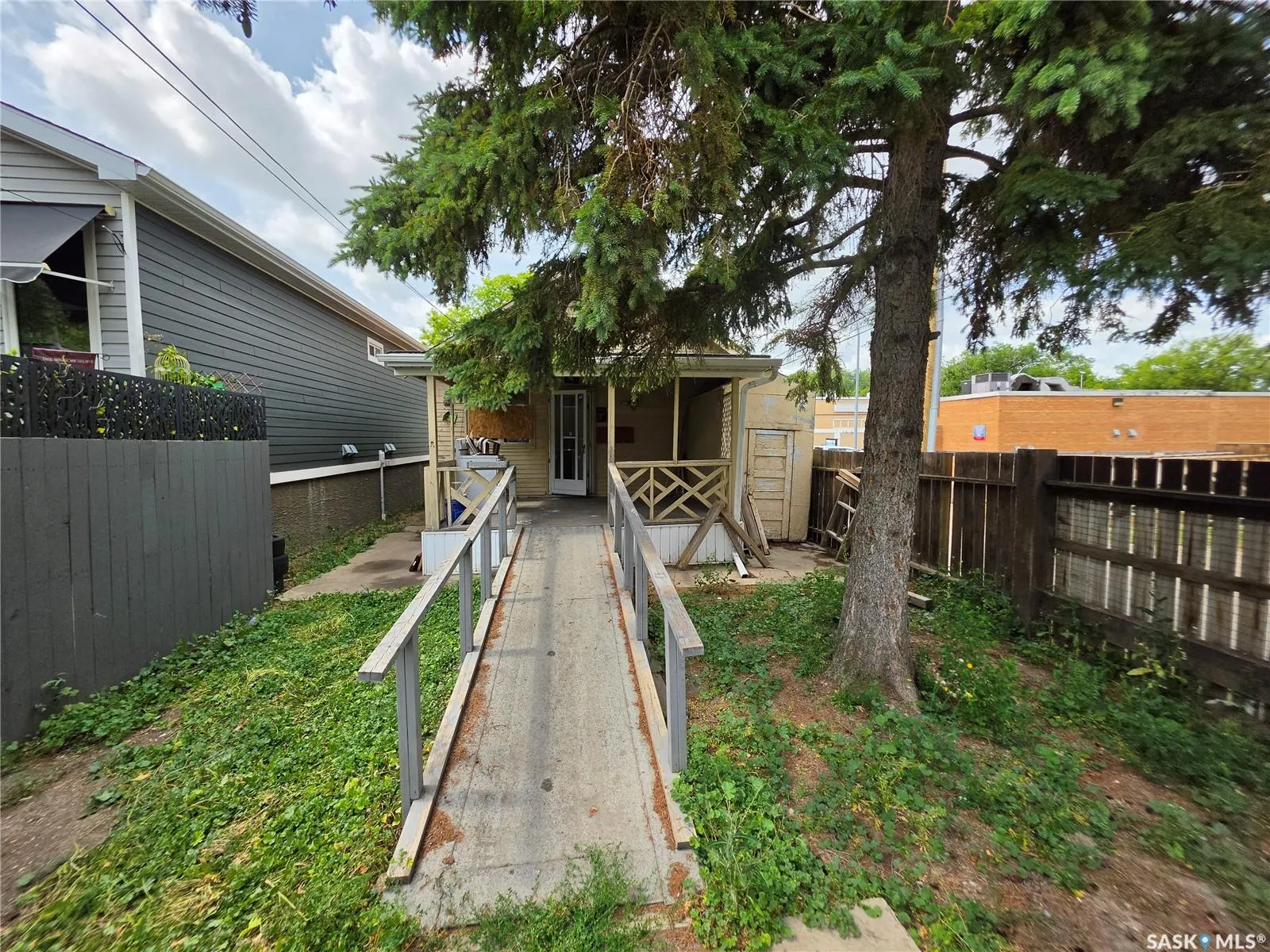 1525 Elphinstone STREET