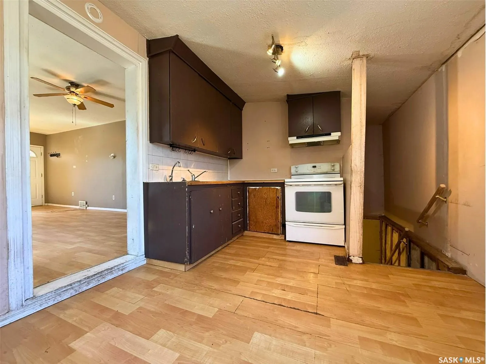 562 Athabasca STREET W