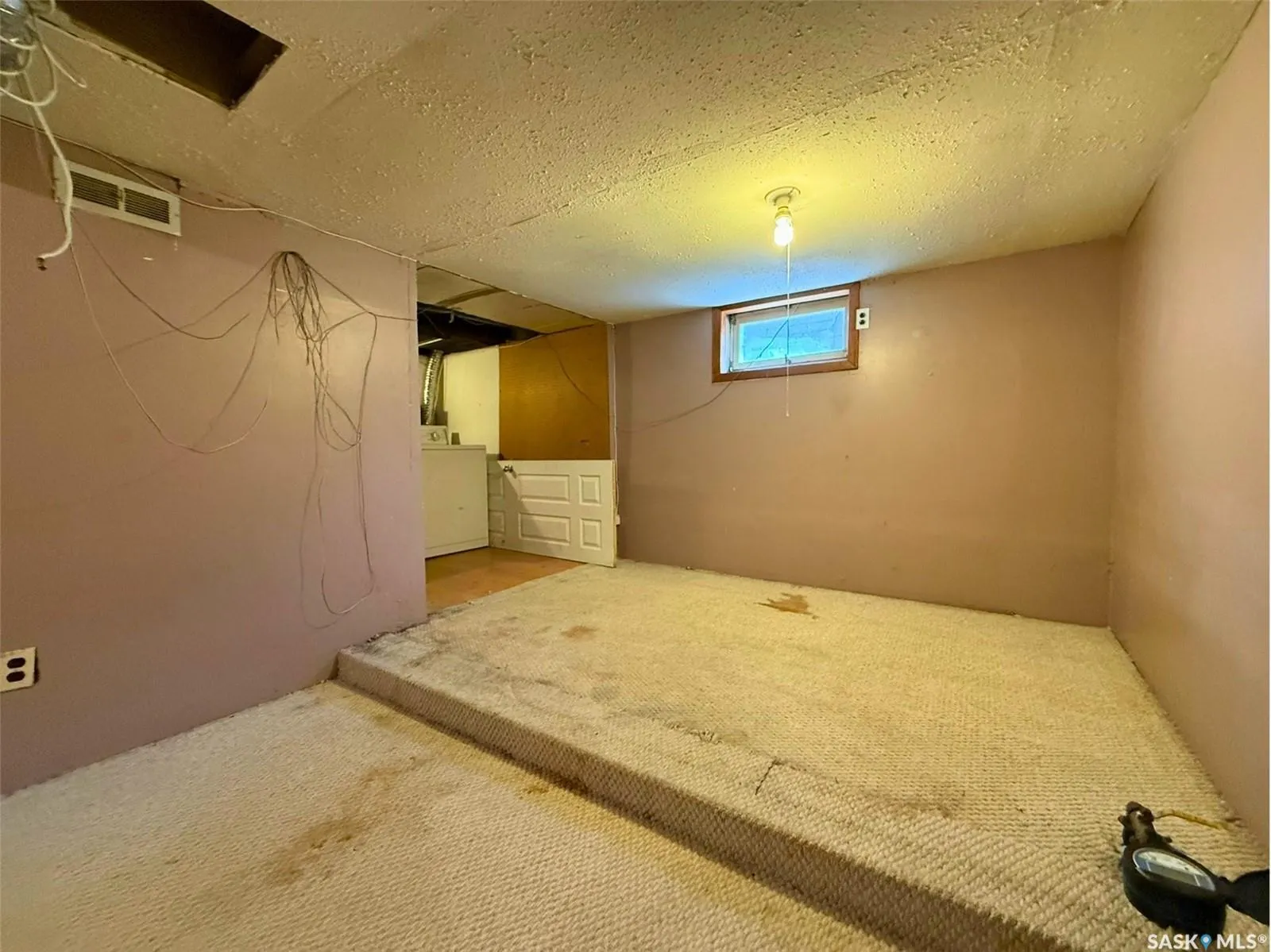 562 Athabasca STREET W