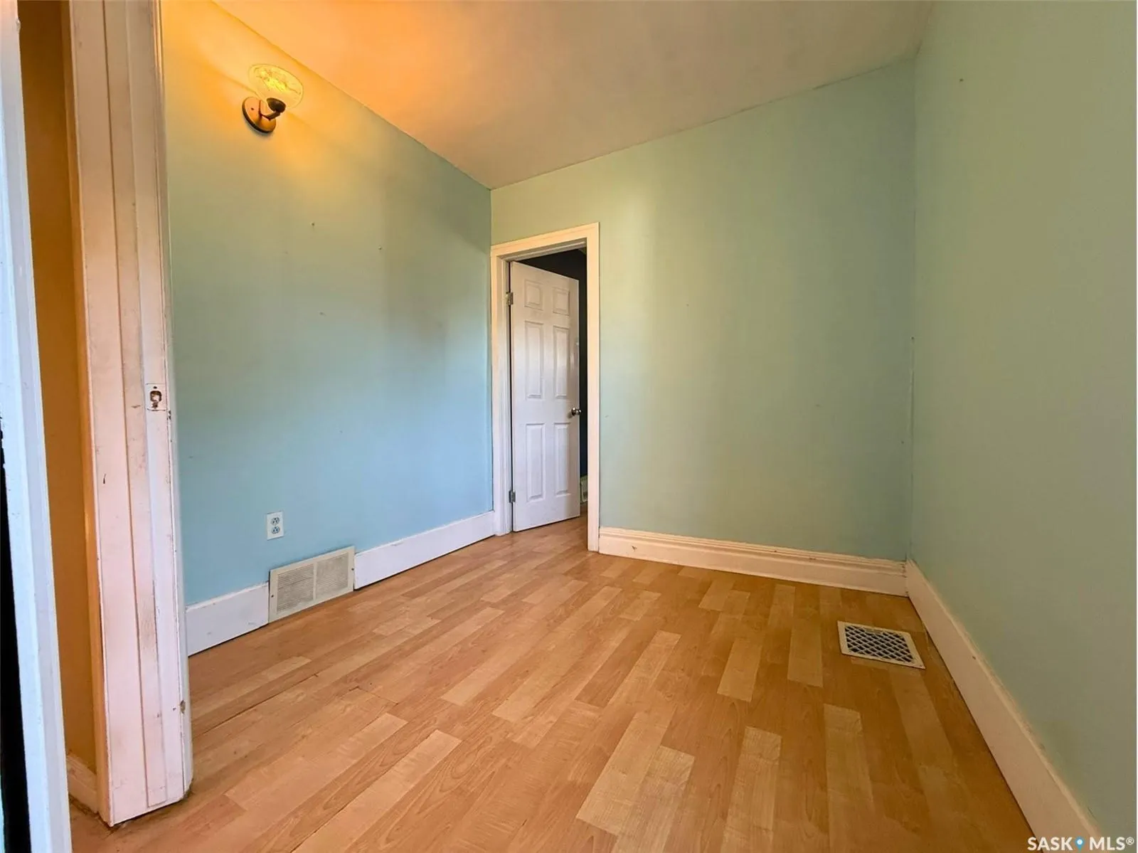 562 Athabasca STREET W