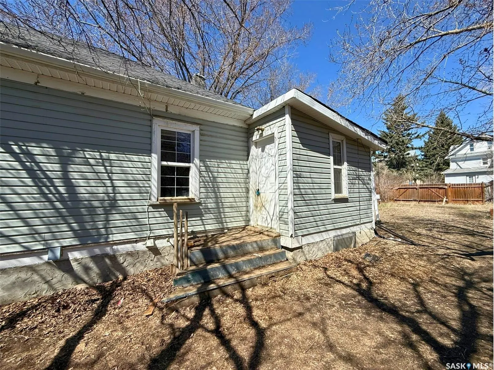 562 Athabasca STREET W