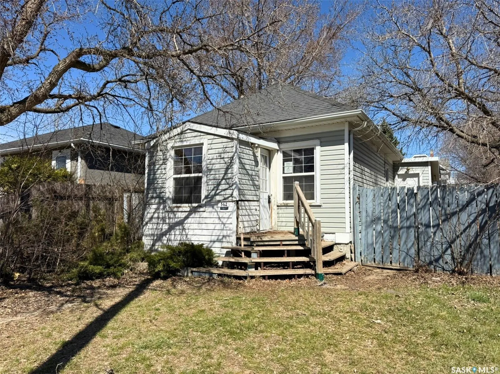 562 Athabasca STREET W