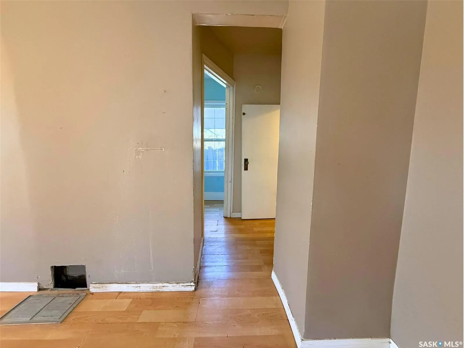 562 Athabasca STREET W
