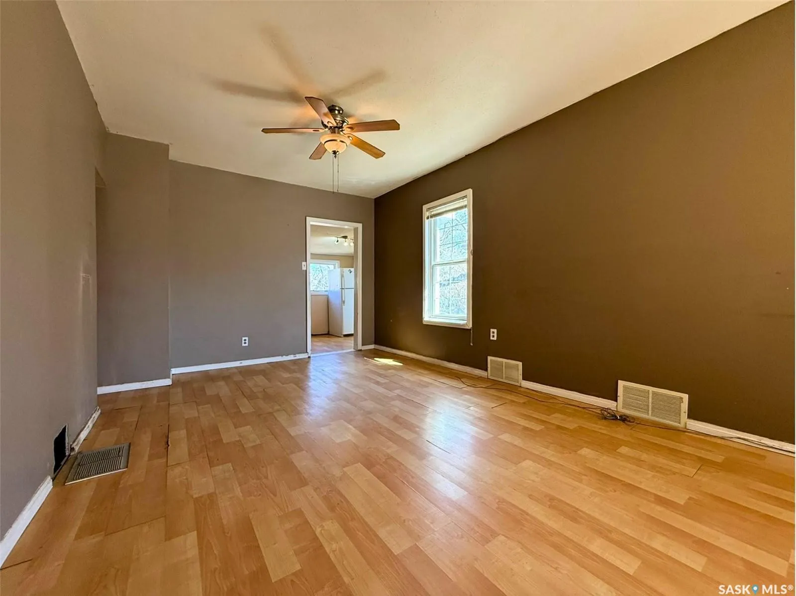562 Athabasca STREET W