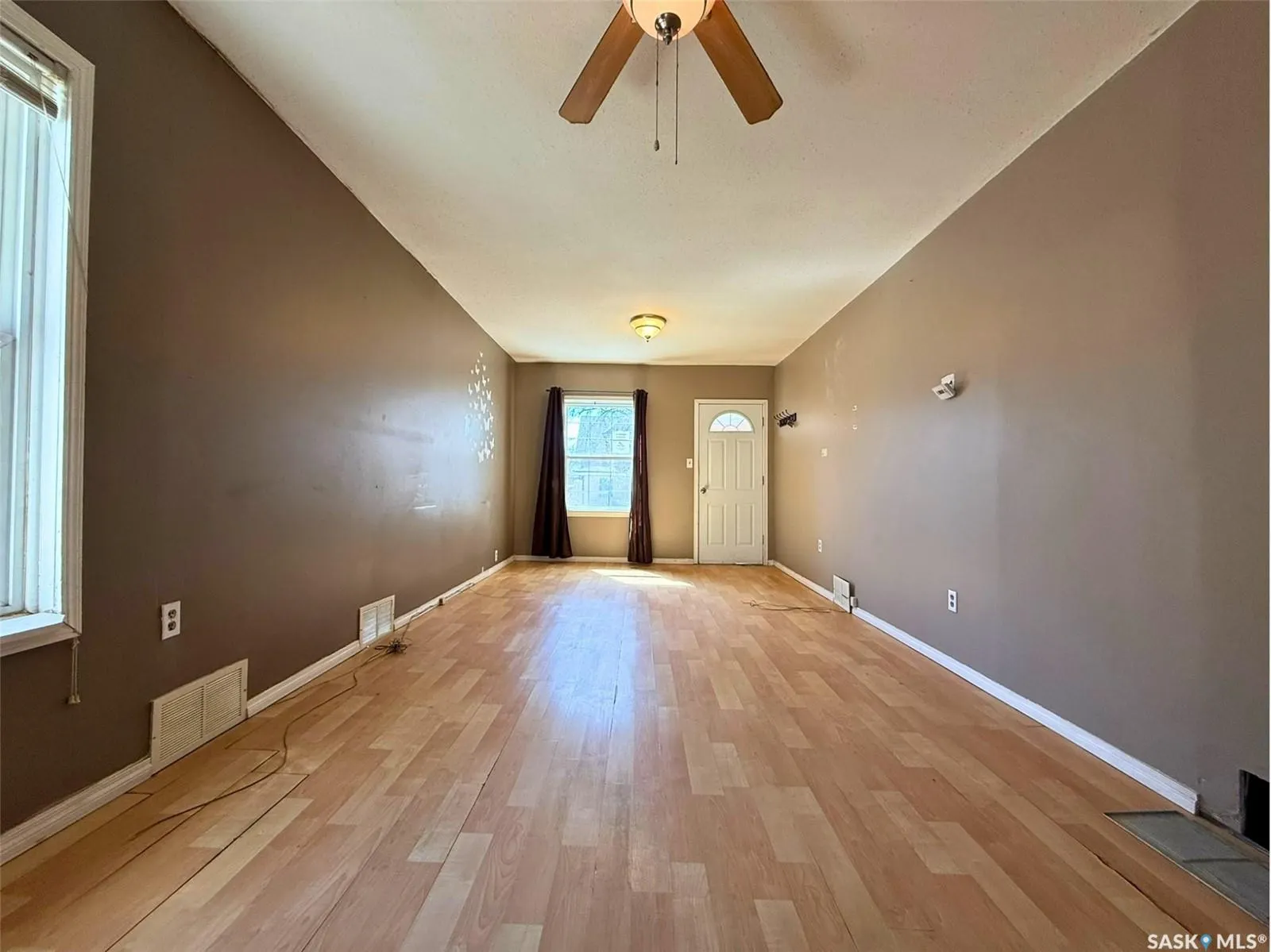 562 Athabasca STREET W