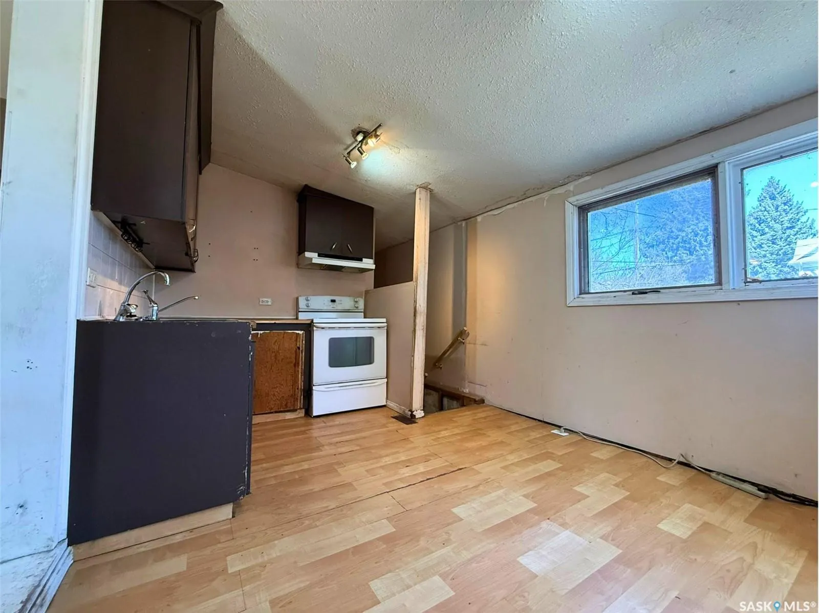 562 Athabasca STREET W