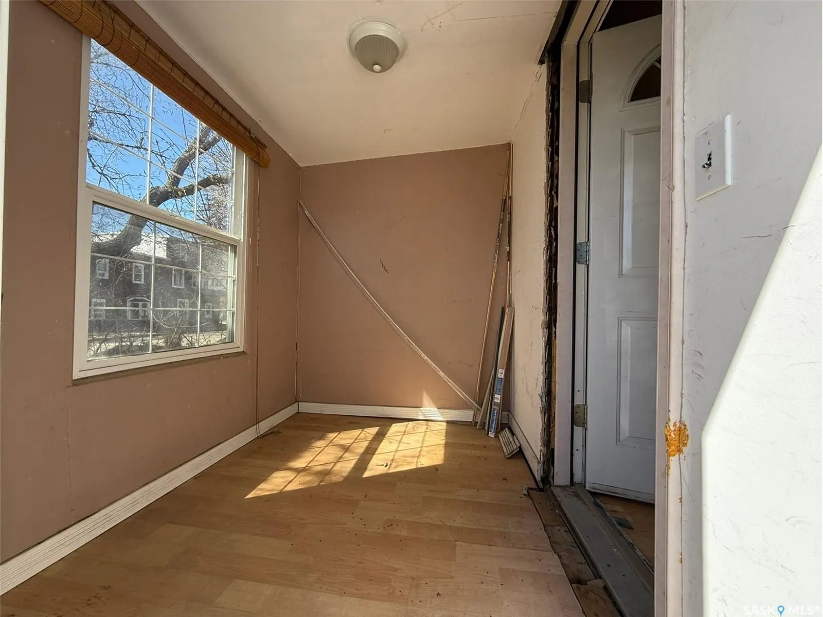 562 Athabasca STREET W