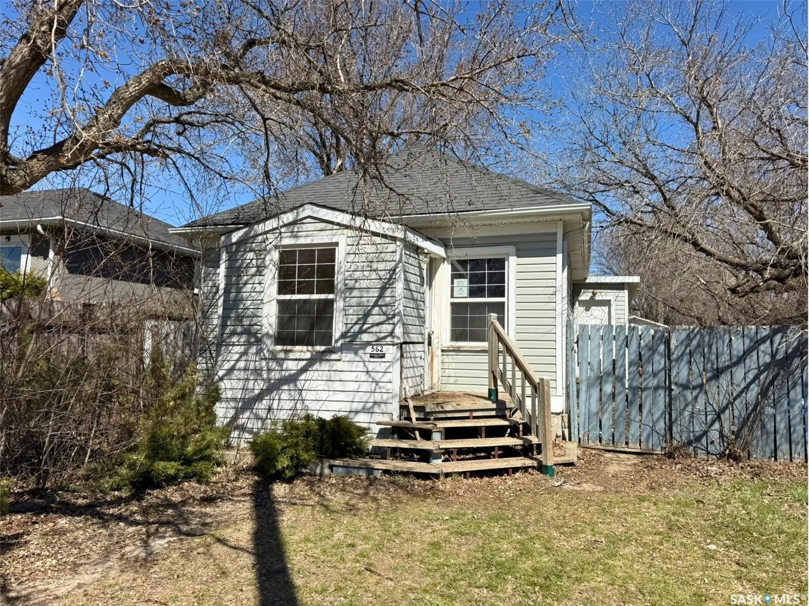 562 Athabasca STREET W