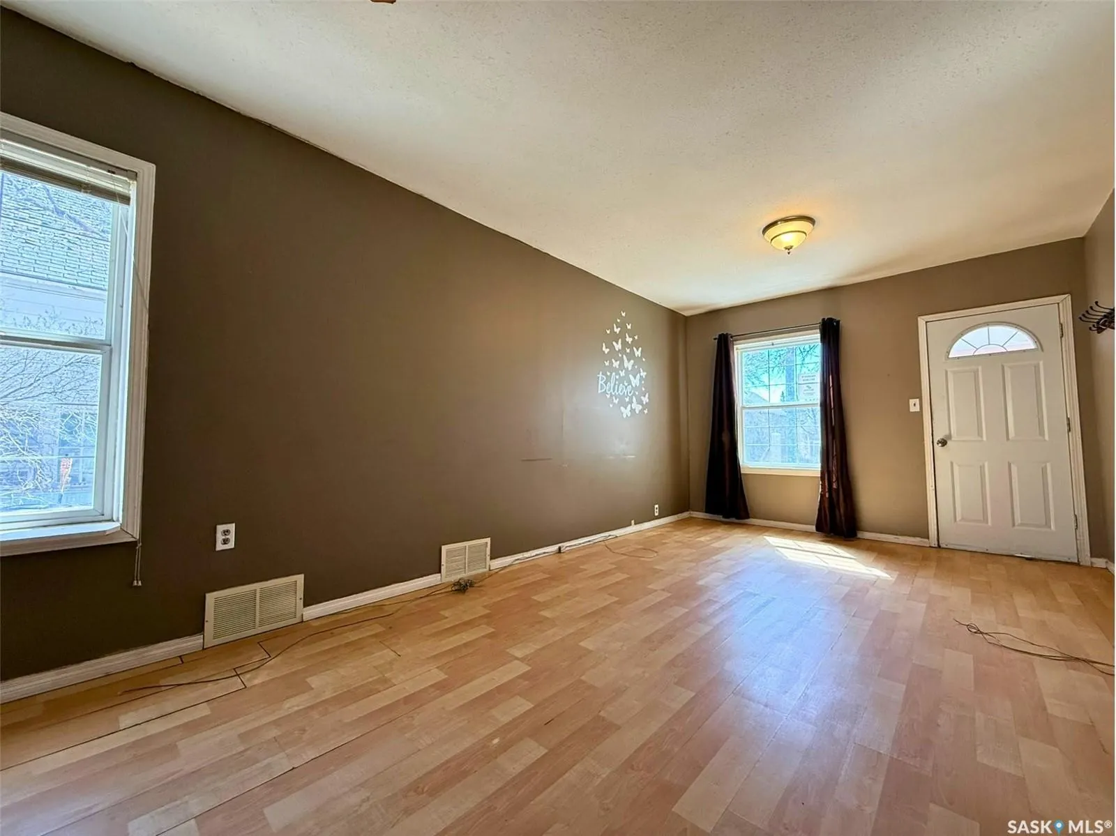 562 Athabasca STREET W