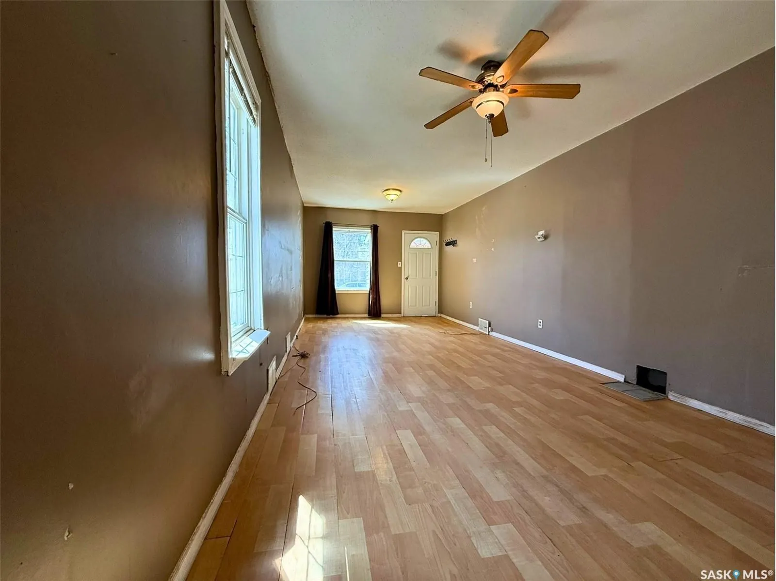 562 Athabasca STREET W