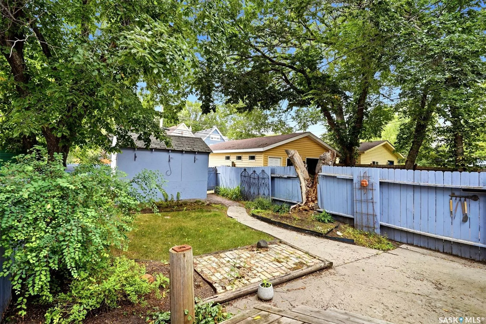 2242 Angus STREET