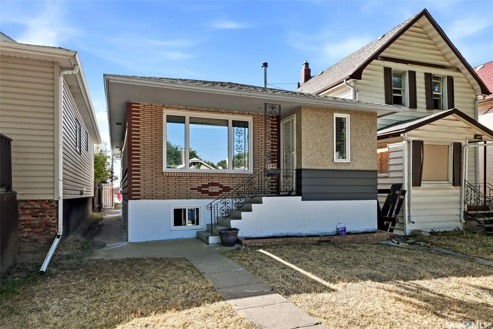 1321 Victoria AVENUE