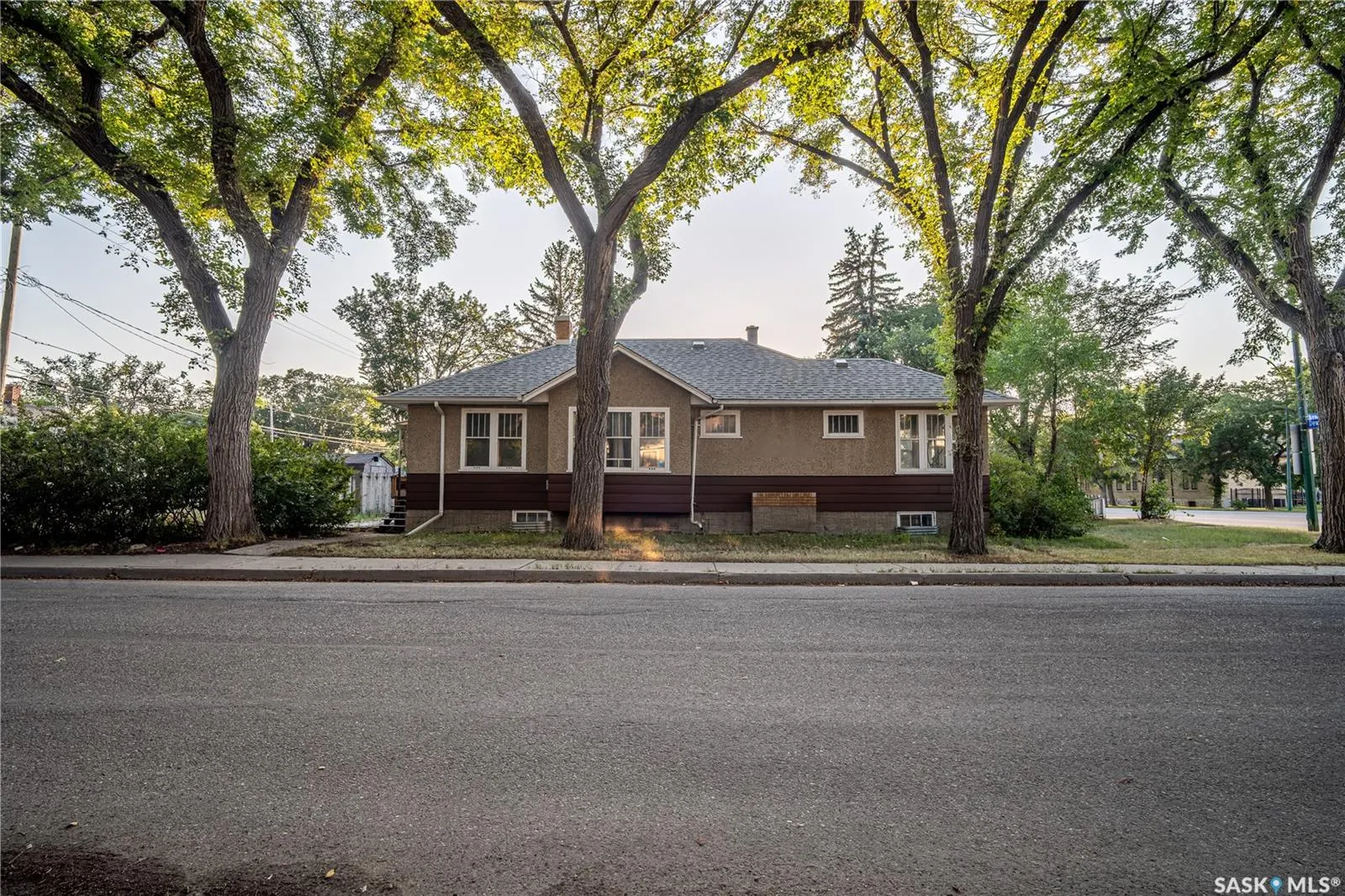 3303 Dewdney AVENUE