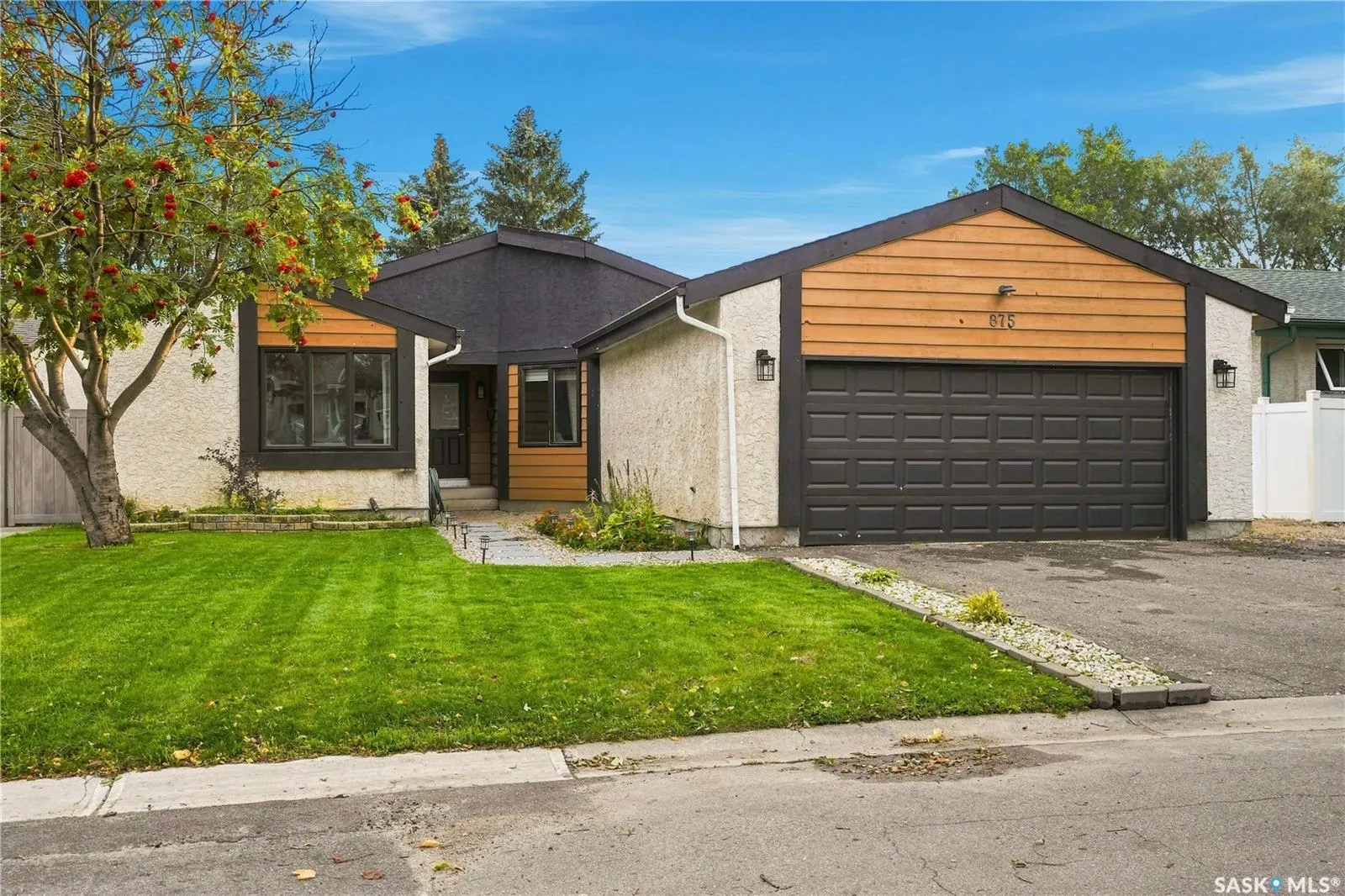 875 Seymour CRESCENT