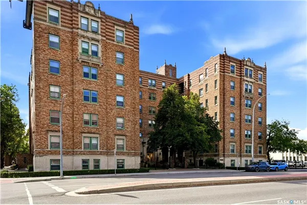 2305 Victoria AVENUE #204/206