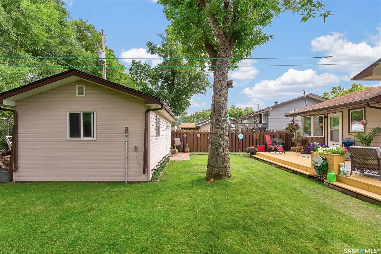 919 Holdsworth CRESCENT