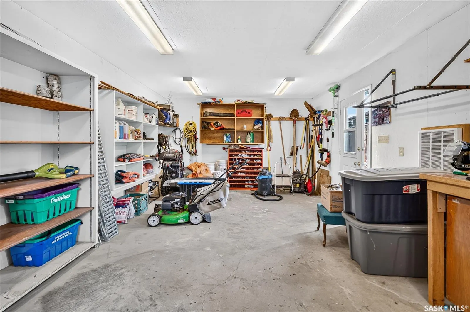 919 Holdsworth CRESCENT