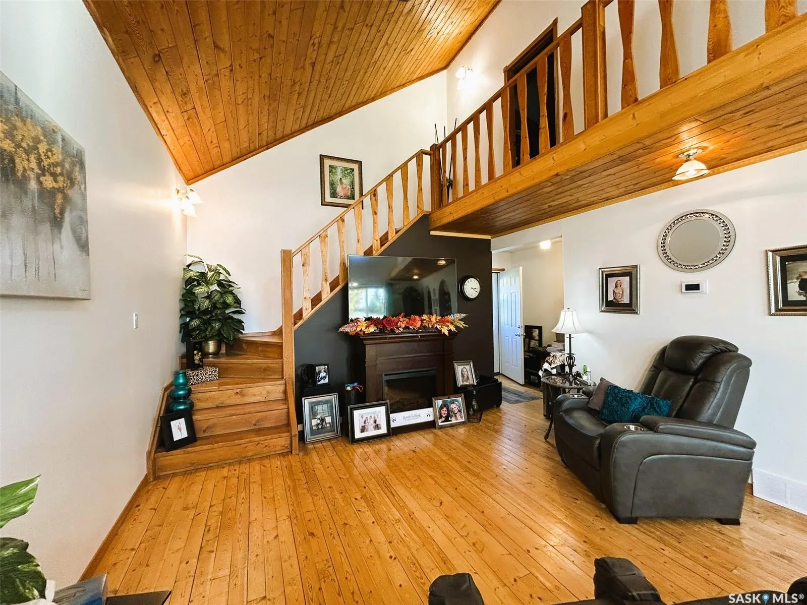 206 2nd STREET W