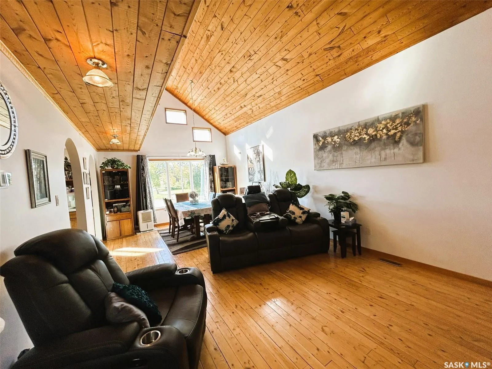 206 2nd STREET W