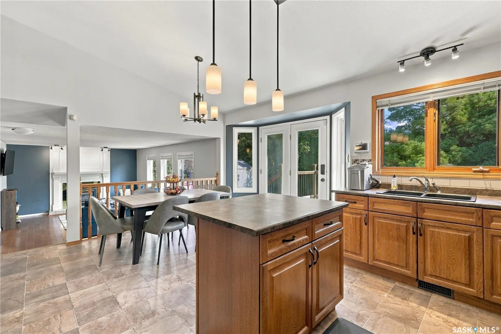 1122 Hurley WAY