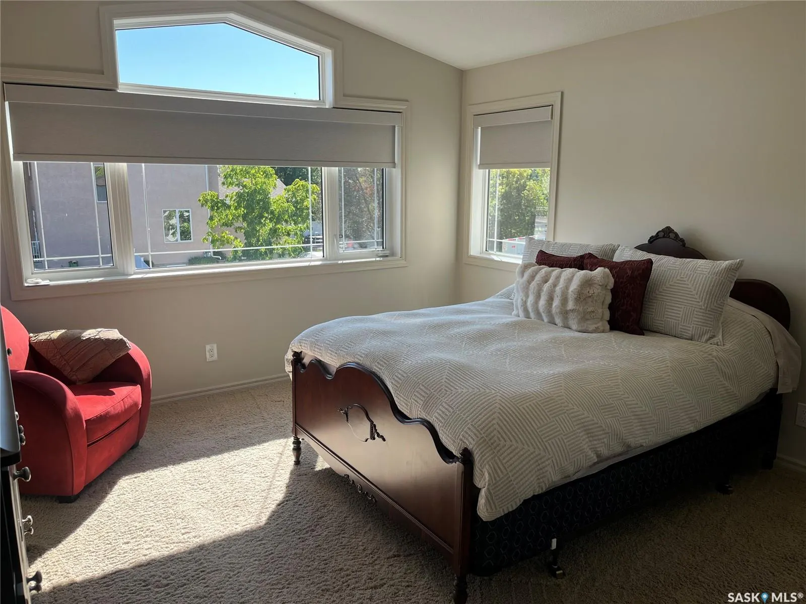 1914 LAURIER CRESCENT E