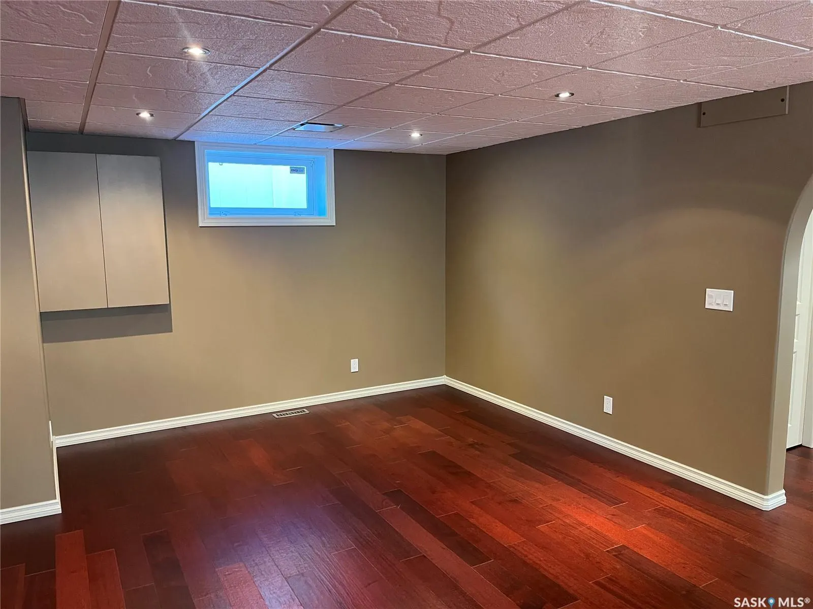 1914 LAURIER CRESCENT E