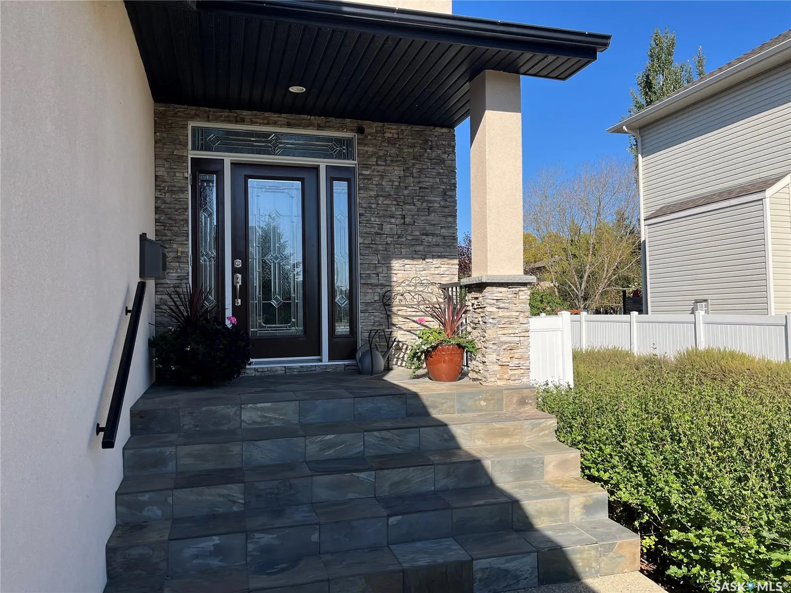 1914 LAURIER CRESCENT E