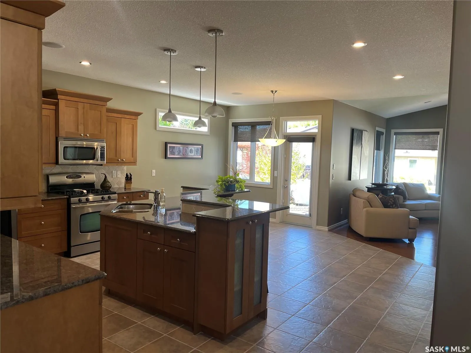 1914 LAURIER CRESCENT E