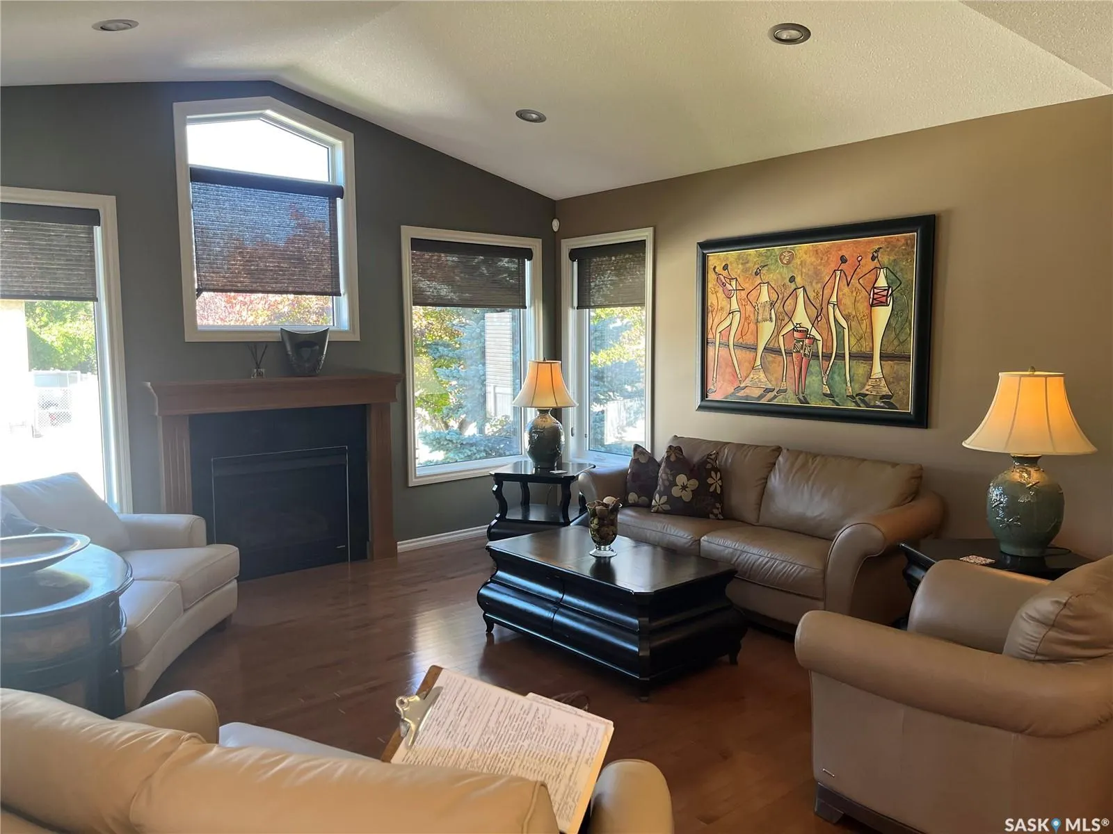1914 LAURIER CRESCENT E