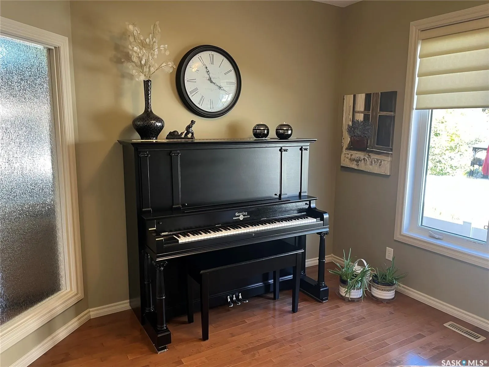 1914 LAURIER CRESCENT E