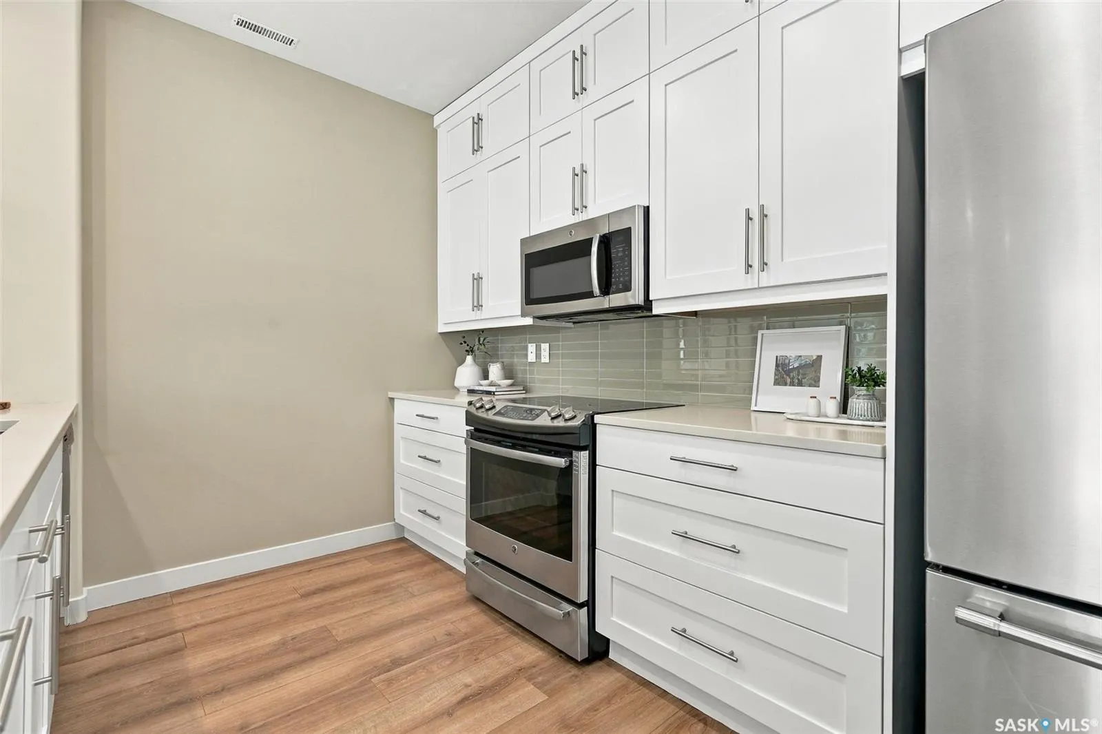 103 Willis CRESCENT #24