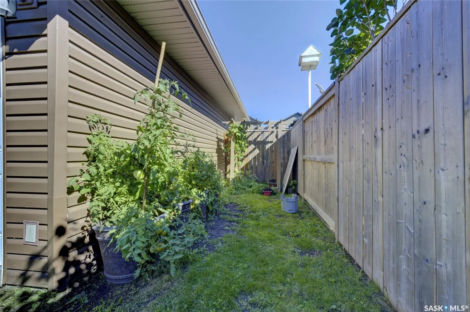 416 Redwood CRESCENT