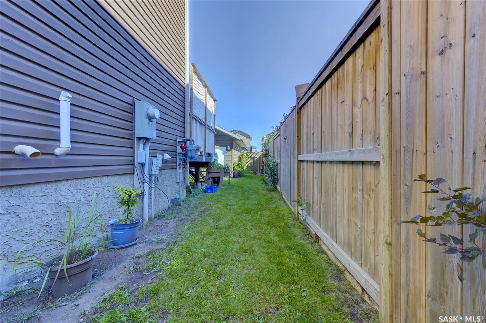 416 Redwood CRESCENT