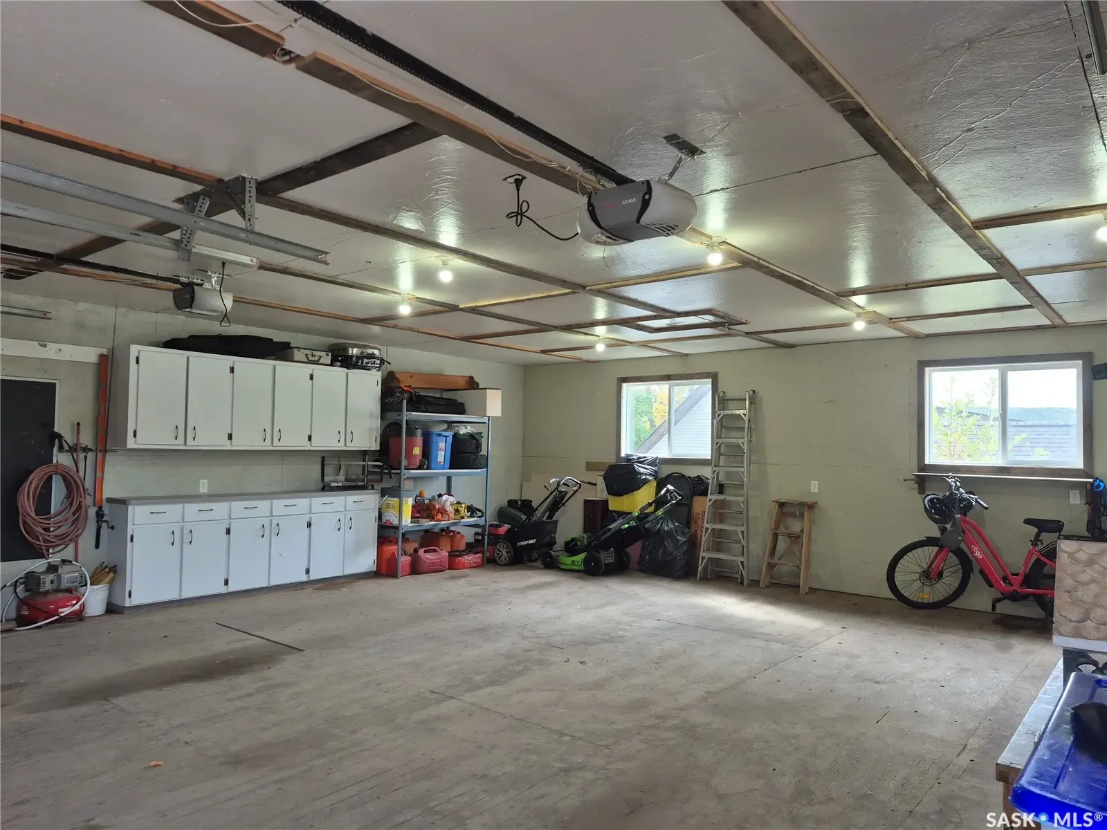 323 Currie AVENUE