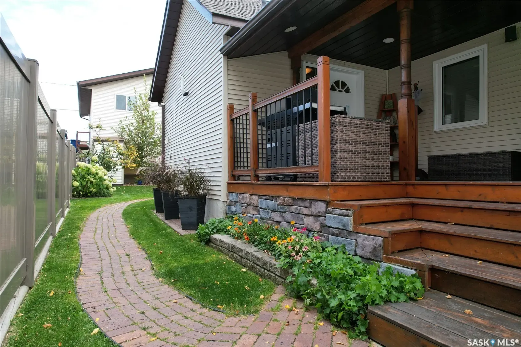 323 Currie AVENUE