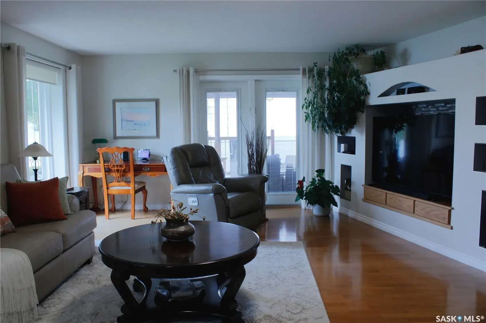 323 Currie AVENUE